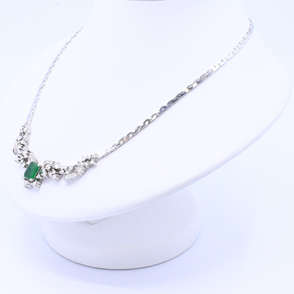Gargantilla oro 18k con esmeralda central y brillantes. Gargantilla oro 18k con esmeralda central y brillantes.