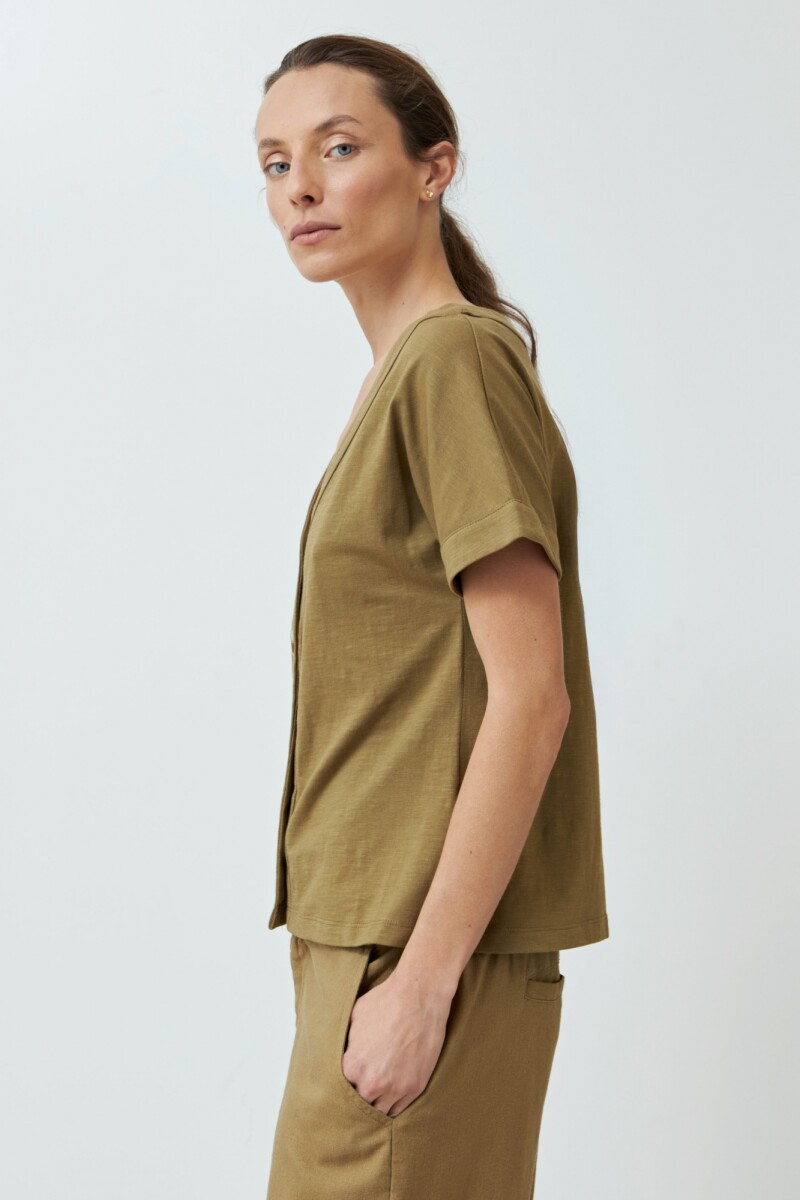 Remera con botones verde oliva