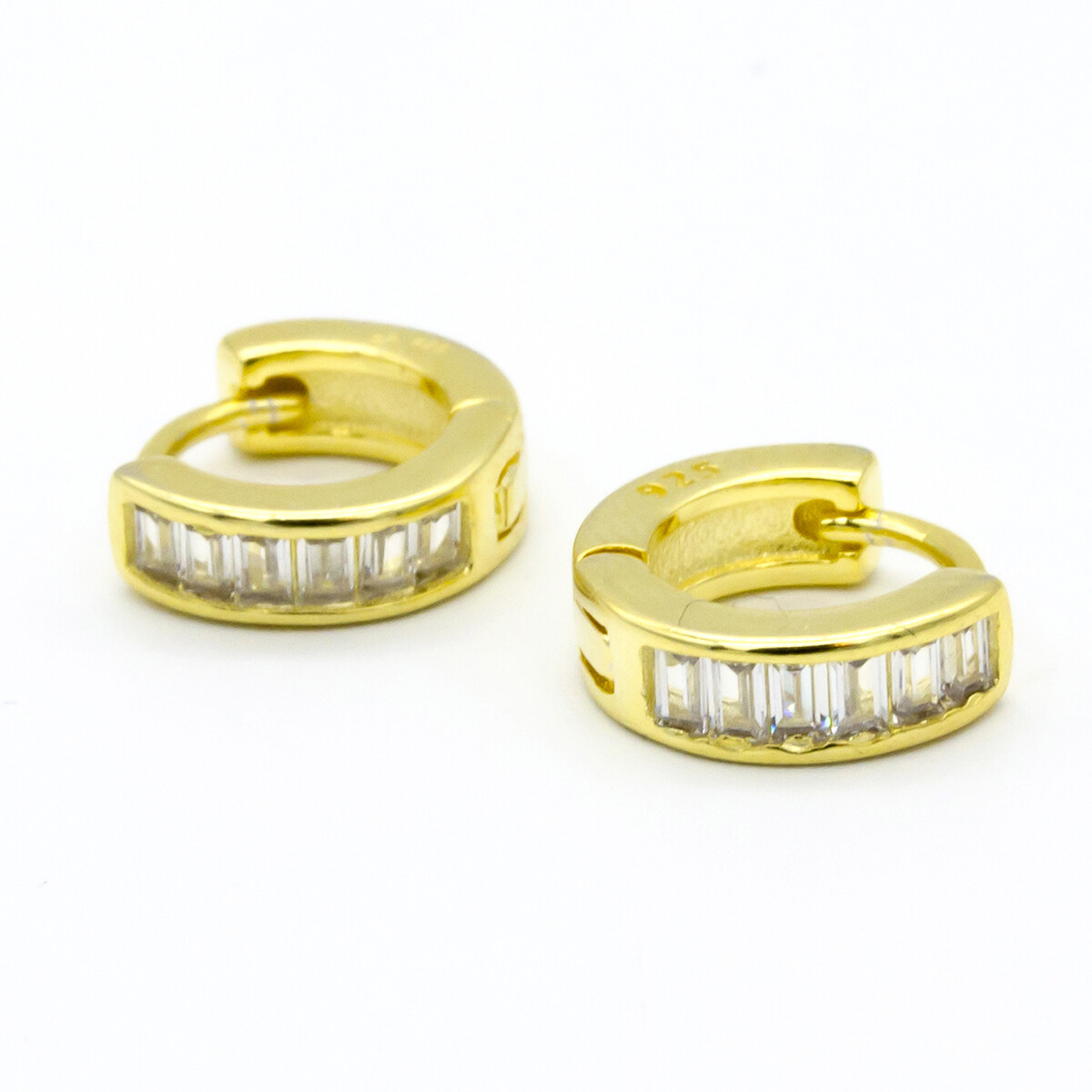 Par de aros de plata 925 con baño de oro amarillo con circonias. 