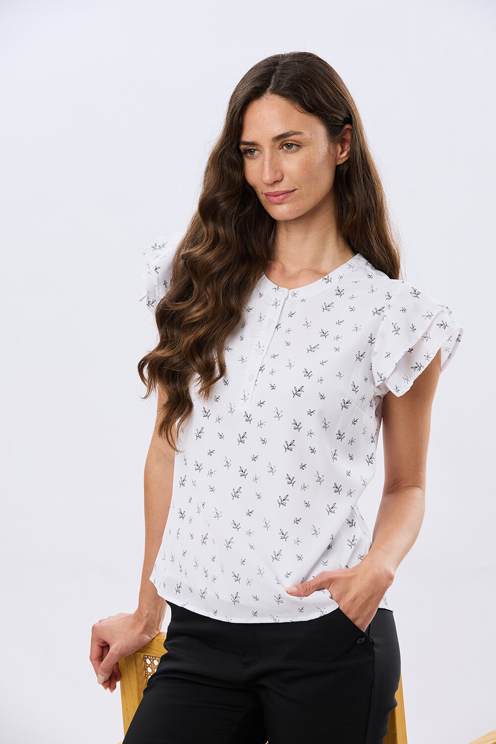 BLUSA CON VOLADOS Hojas Negra
