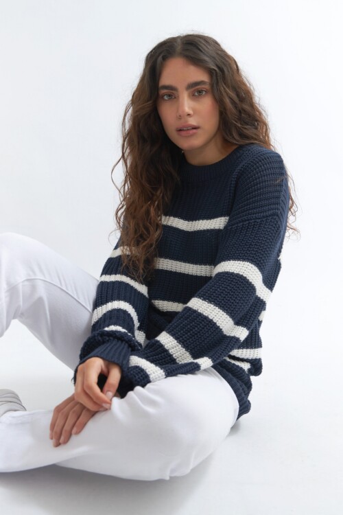 Sweater estilo navy AZUL MARINO