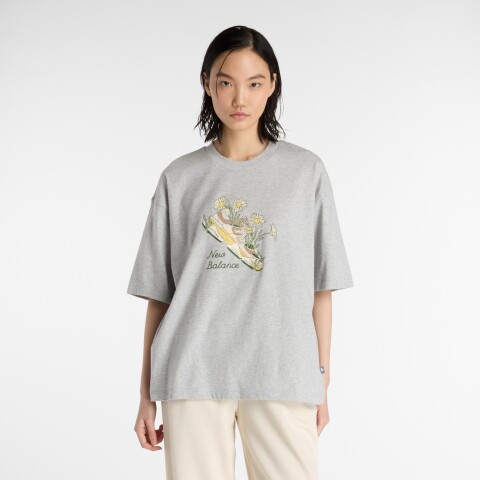 Remera New Balance de Dama - Flower Shoe - WT53912AG GREY