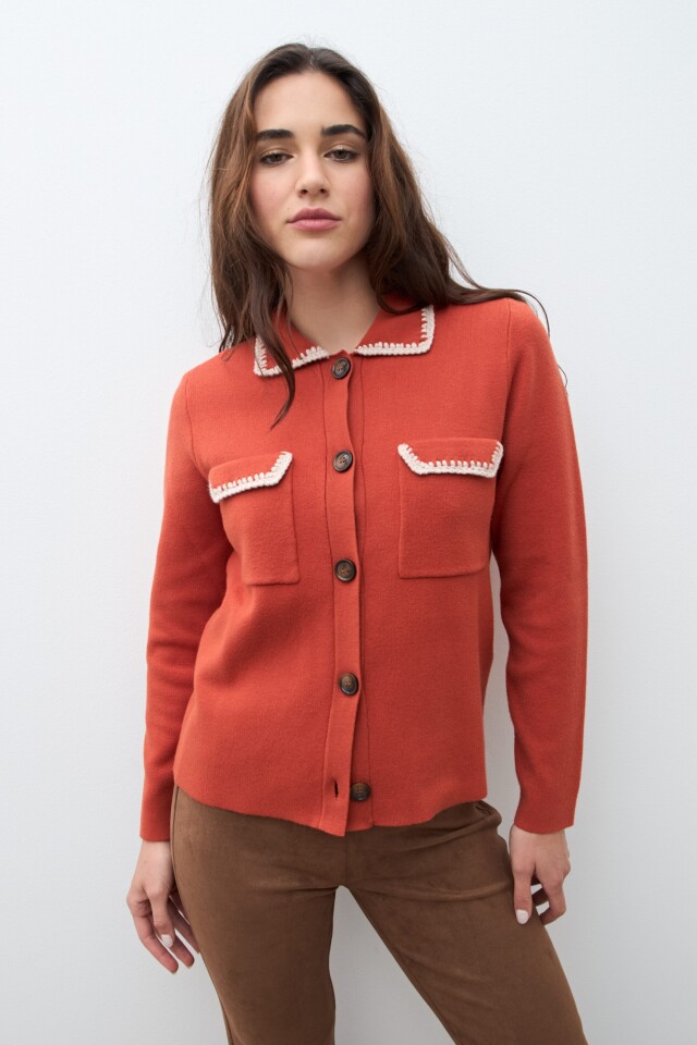 Chaqueta tejida bordado en contraste lacre
