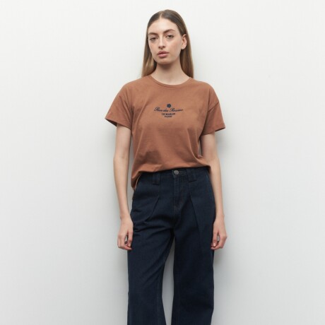 REMERA LE MARAIS Marrón Corteza
