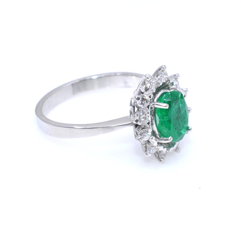 Anillo en oro 18k blanco con esmeralda central y brillantes Anillo en oro 18k blanco con esmeralda central y brillantes