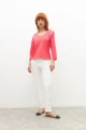 Remera bordada escote V fucsia