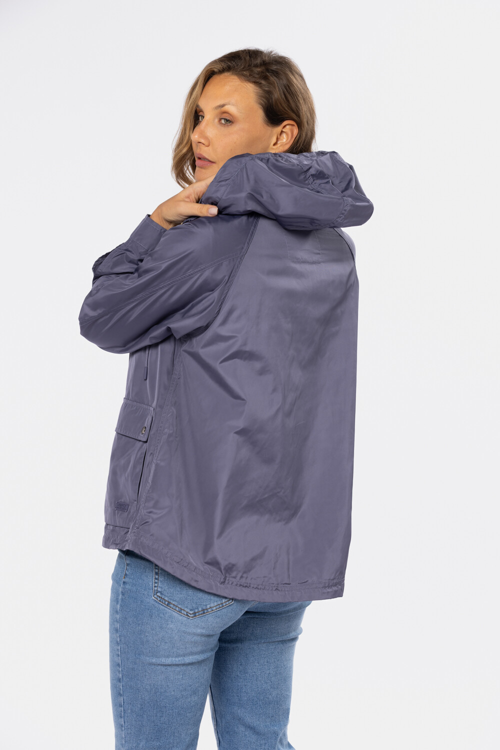 CAMPERA DE NYLON CON CAPUCHA Violeta