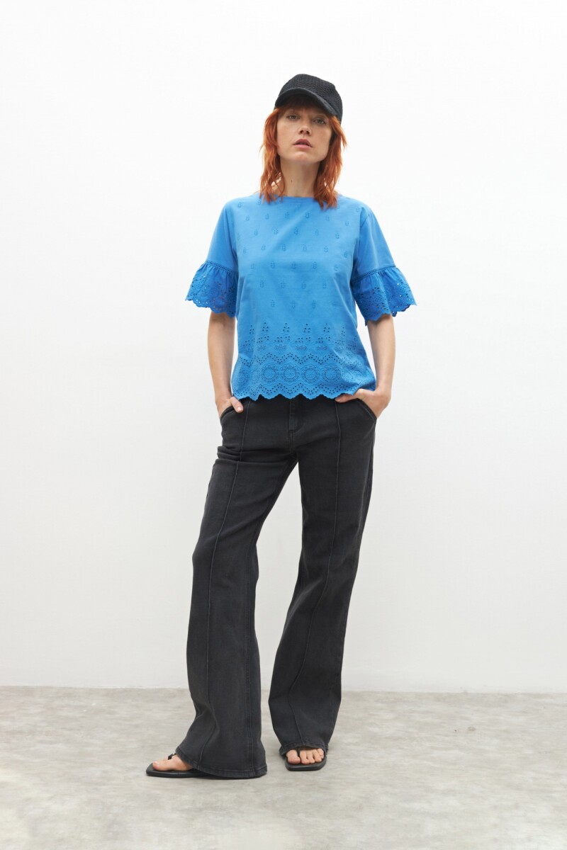 Remera con broderie - azul regata 