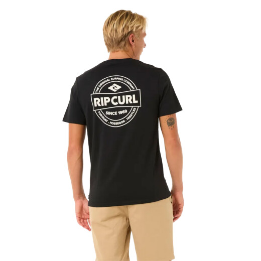 Remera Rip Curl Staple Tee - Negro Remera Rip Curl Staple Tee - Negro