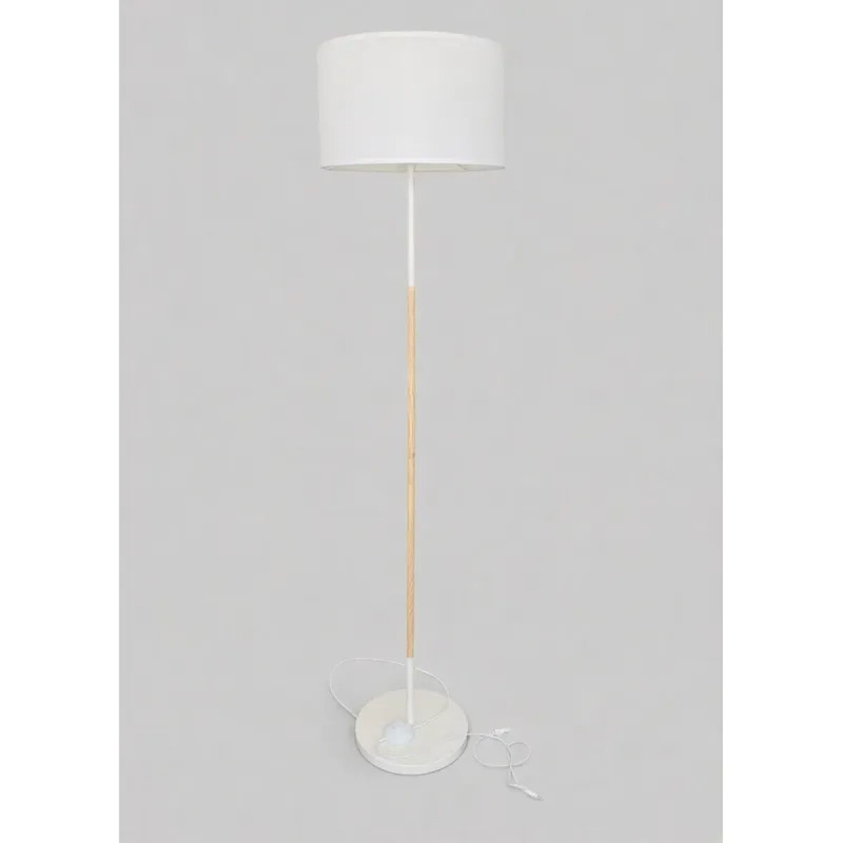 Lampara de pie blanca - PRODUCTO CON DETALLES 