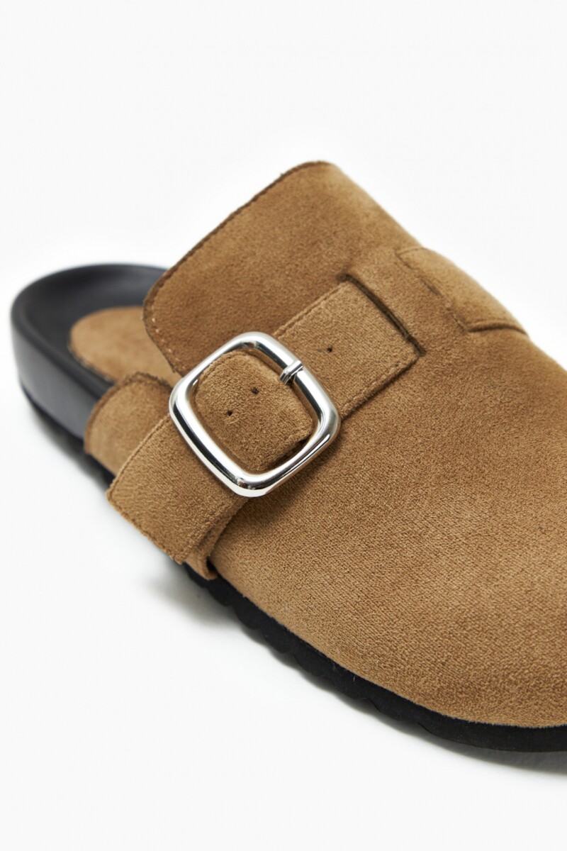 Zueco simil gamuza con hebilla beige
