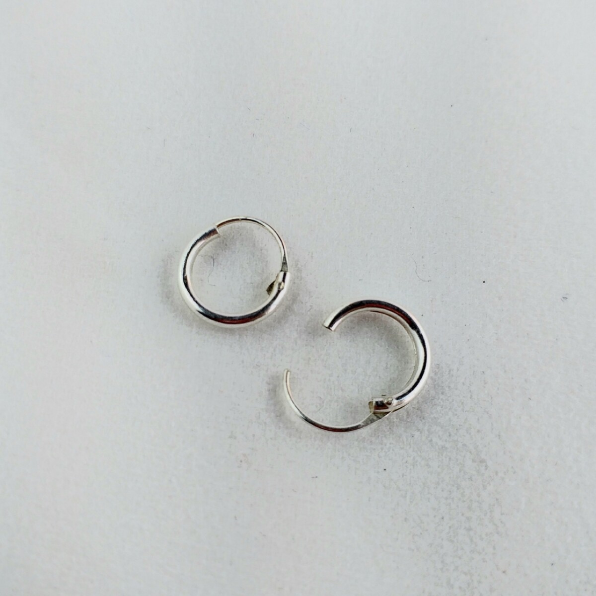 Caravanas de plata 925, aros de 1cm de diámetro, alambre redondo, ideales para segunda perforación. 