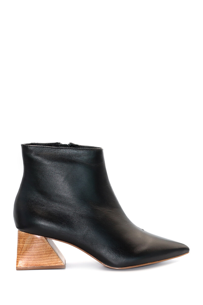 Bota Punta Fina Taco Medio Madera en Cuero - Negro 