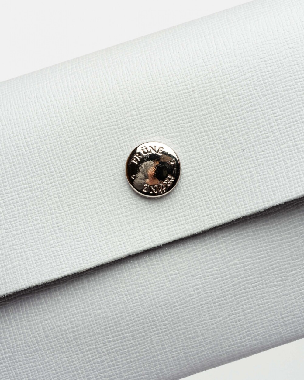 Tarjetero Santina en cuero grabado saffiano Celeste Gris