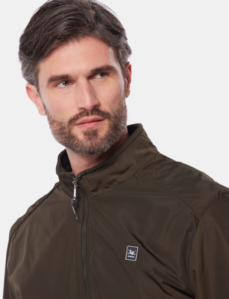 CAMPERA LIVIANA CON PUÑOS Verde