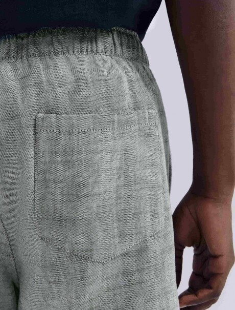 BERMUDA CON TELA TEXTURIZADA CELESTE