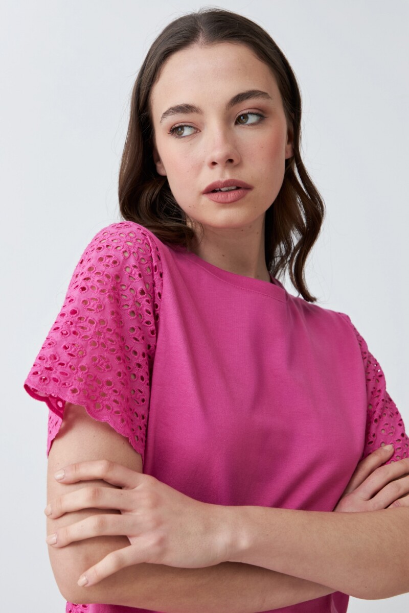 Remera con broderie fucsia