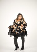 Blusa over size de viscosa elastizada, de base negra. Naranja