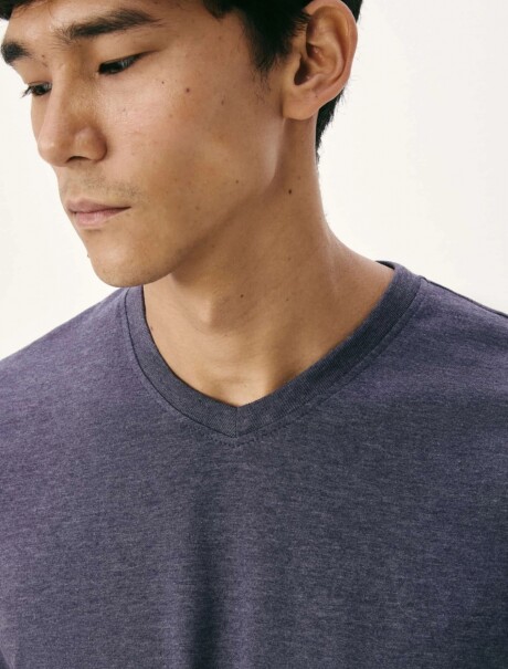 CAMISETA BÁSICA WORLD CUELLO EN V AZUL