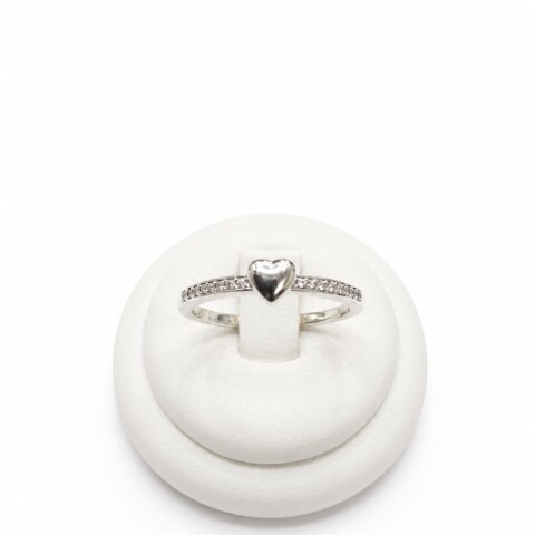Anillo con zirconias y corazón al centro Anillo con zirconias y corazón al centro