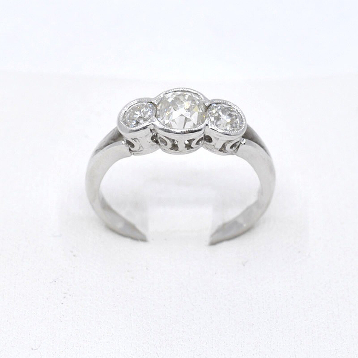 Anillo Estilo Antiguo En Platino Y Brillantes 