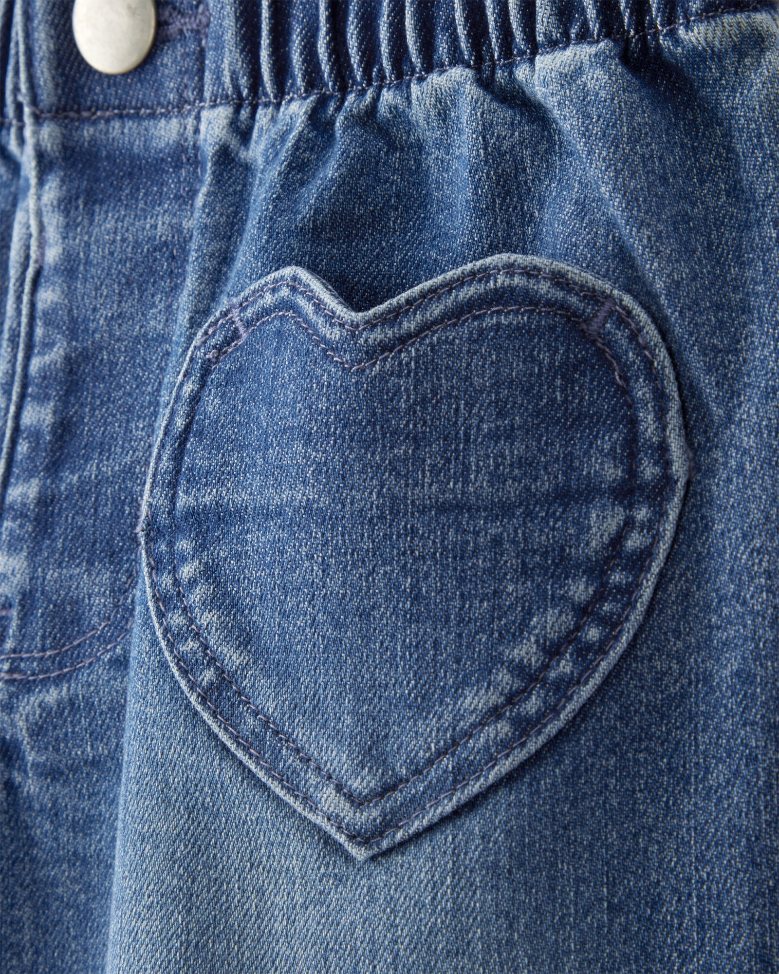 Pantalón jean, azul, bolsillo corazón Sin color