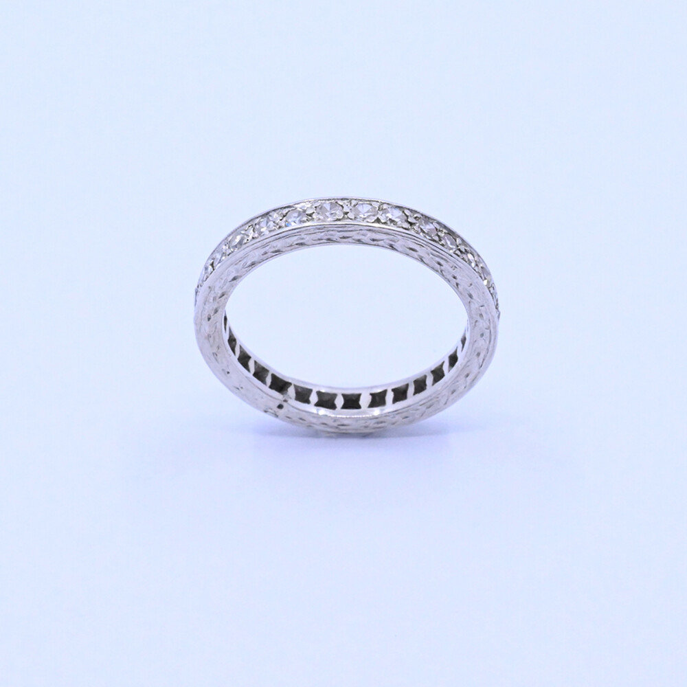 Anillo sin fin oro 18k con brillantes engarzado en granito. Anillo sin fin oro 18k con brillantes engarzado en granito.