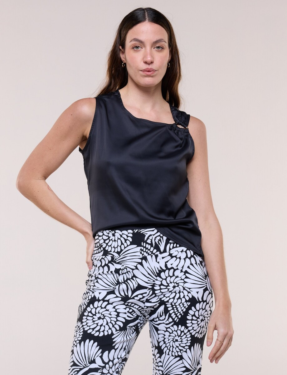 Blusa Escote Asimétrico Aro Dorado - Negro 