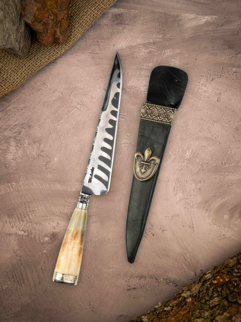 Cuchillo forjado, Cabo Torneado Hueso, Acero San Mai Cuchillo forjado, Cabo Torneado Hueso, Acero San Mai