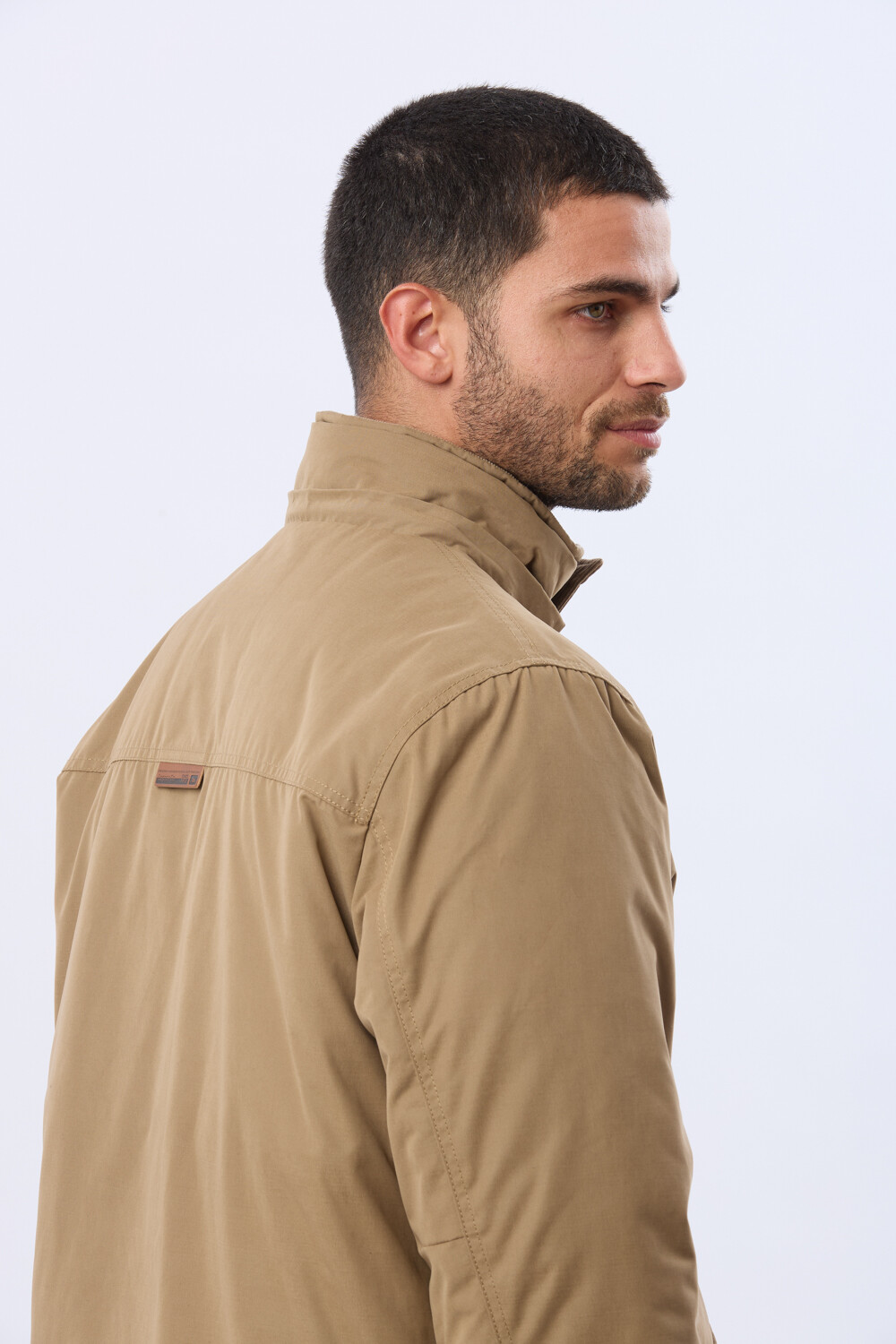 CAMPERA CON CAPUCHA DESMONTABLE Beige
