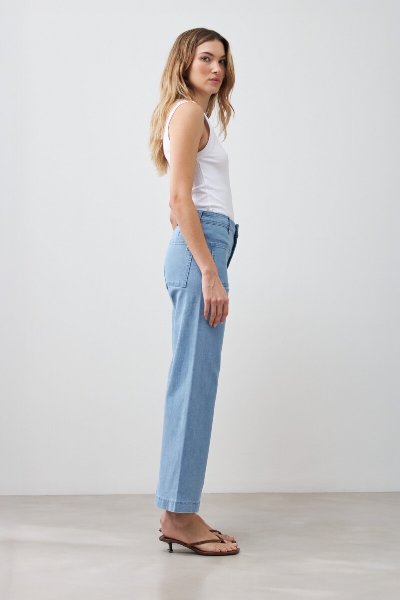 Jean culotte Paulina con bolsillos delanteros jean claro