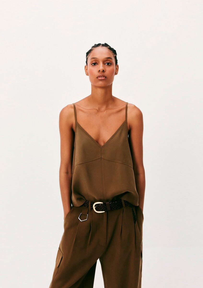 BLUSA CON DESCOTE - MARRÓN 