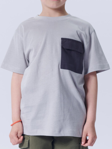 Remera con bolsillo contraste Gris