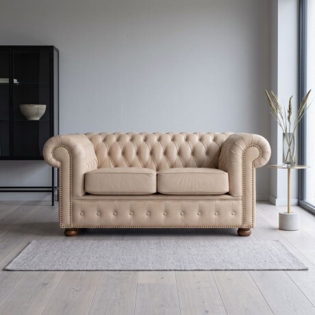 Sofá Chesterfield Novo - Cuero Básico - 2 cuerpos Arena - (Preventa)