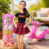 Muñeca articulada en su moto con accesorios. Muñeca articulada en su moto con accesorios.