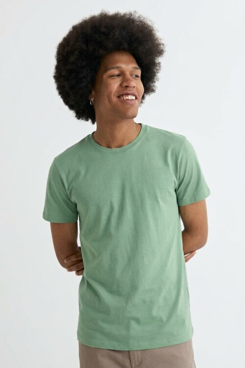Remera cuello redondo ICONIC 150 VERDE OLIVA