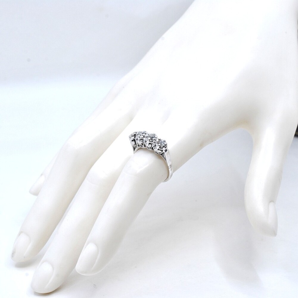 Anillo en oro blanco 18K con brillantes Anillo en oro blanco 18K con brillantes