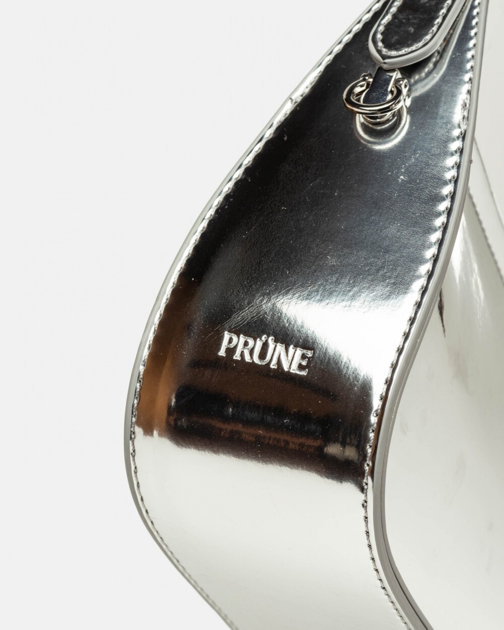 Cartera al hombro Leaf en efecto cuero charol Metalizado