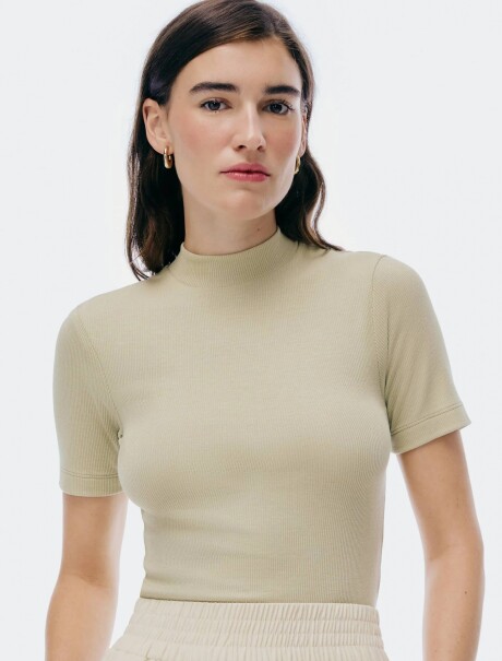 CAMISETA BÁSICA DE CUELLO ALTO VERDE