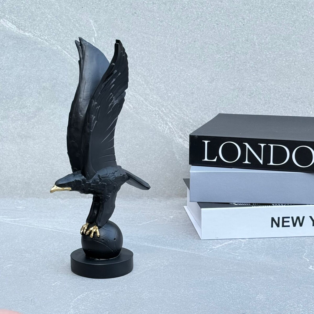 Aguila Decorativa En Resina 13.3cm x 8.7cm x 26.8cm 