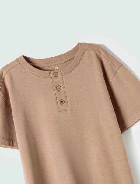 CAMISETA INFANTIL CON BOTONES MODELO OVERSIZE BEIGE