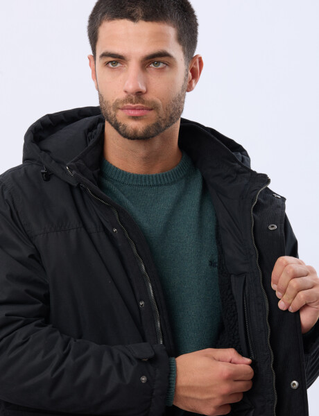 CAMPERA CON CAPUCHA DESMONTABLE Negro