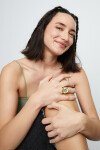ANILLO TIPO SELLO EN ALEACIÓN DE METALES BAÑADO EN ORO 18K EN FORMA DE OJO CON CRISTAL FACETADO VERDE Anillo