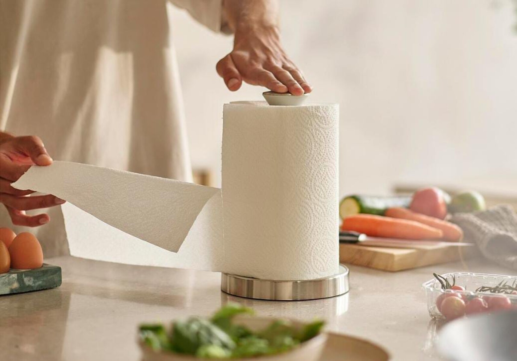 Porta rollo de cocina con tapa presionable para bloquear el rollo. 