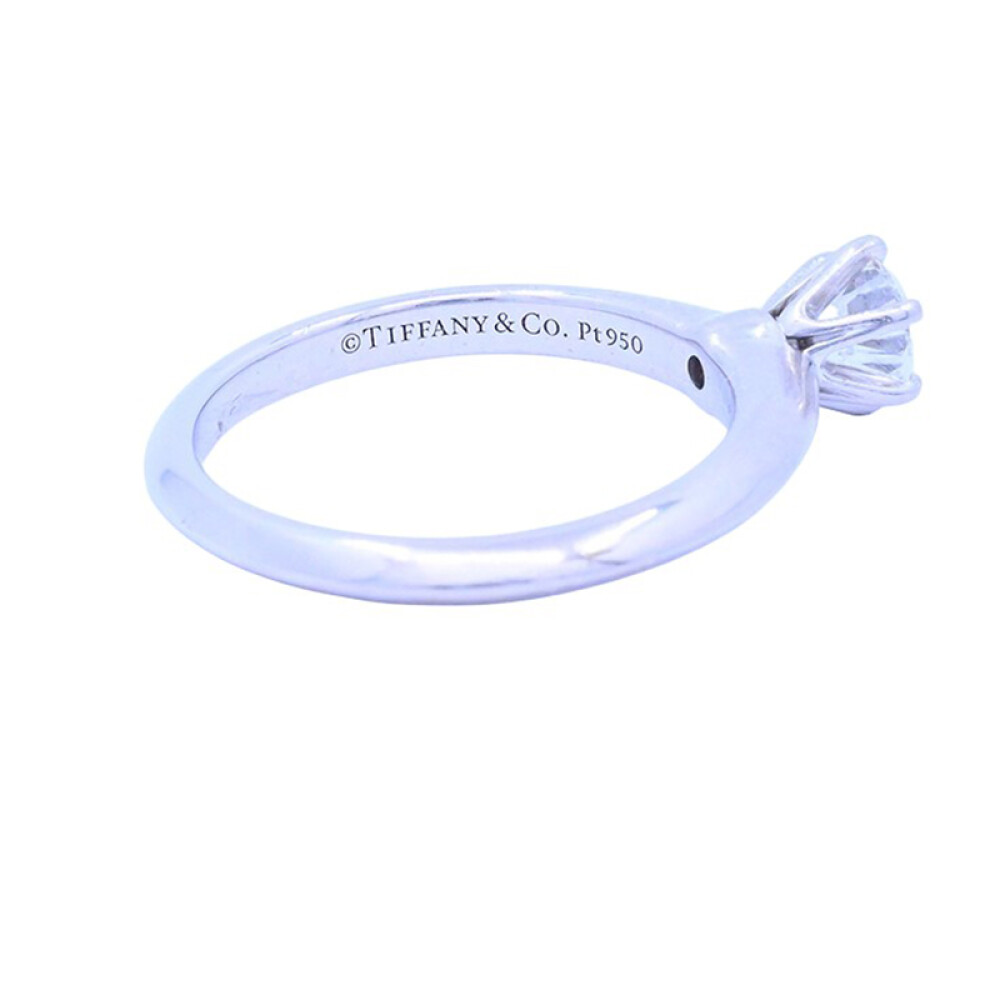 Tiffany & Co. anillo platino 950 con brillante 0,37 ct. estuche y certificado original. Tiffany & Co. anillo platino 950 con brillante 0,37 ct. estuche y certificado original.