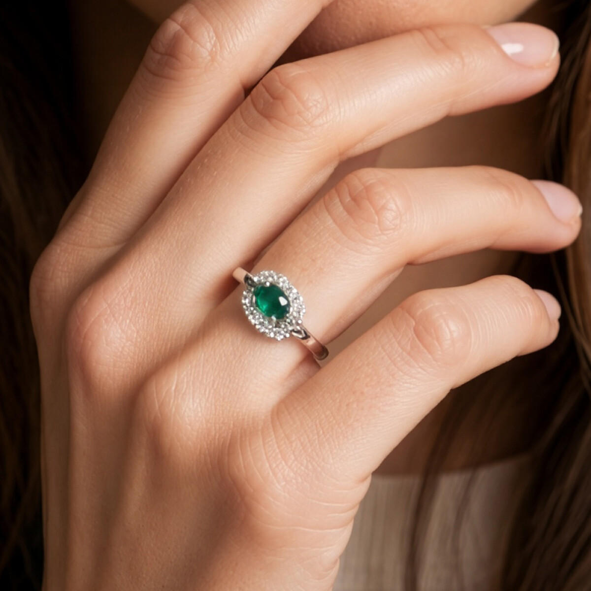 Anillo Virelia de Oro Blanco 18k con Esmeralda y Brillantes 
