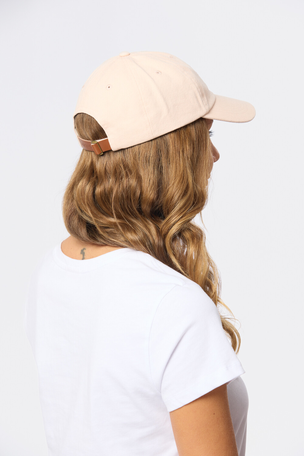 GORRO CON VISERA DE LONA Coral