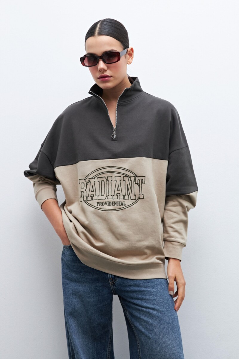 Buzo color block bordado beige