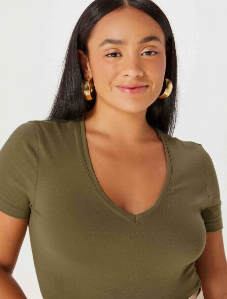 CAMISETA BÁSICA MANGA CORTA CUELLO EN V VERDE MUSGO
