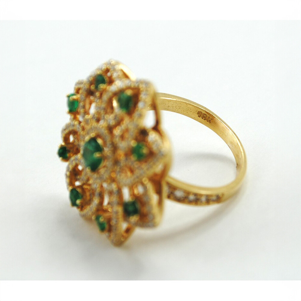 Anillo moderno, oro amarillo 18K , diamantes y esmeralda. Anillo moderno, oro amarillo 18K , diamantes y esmeralda.